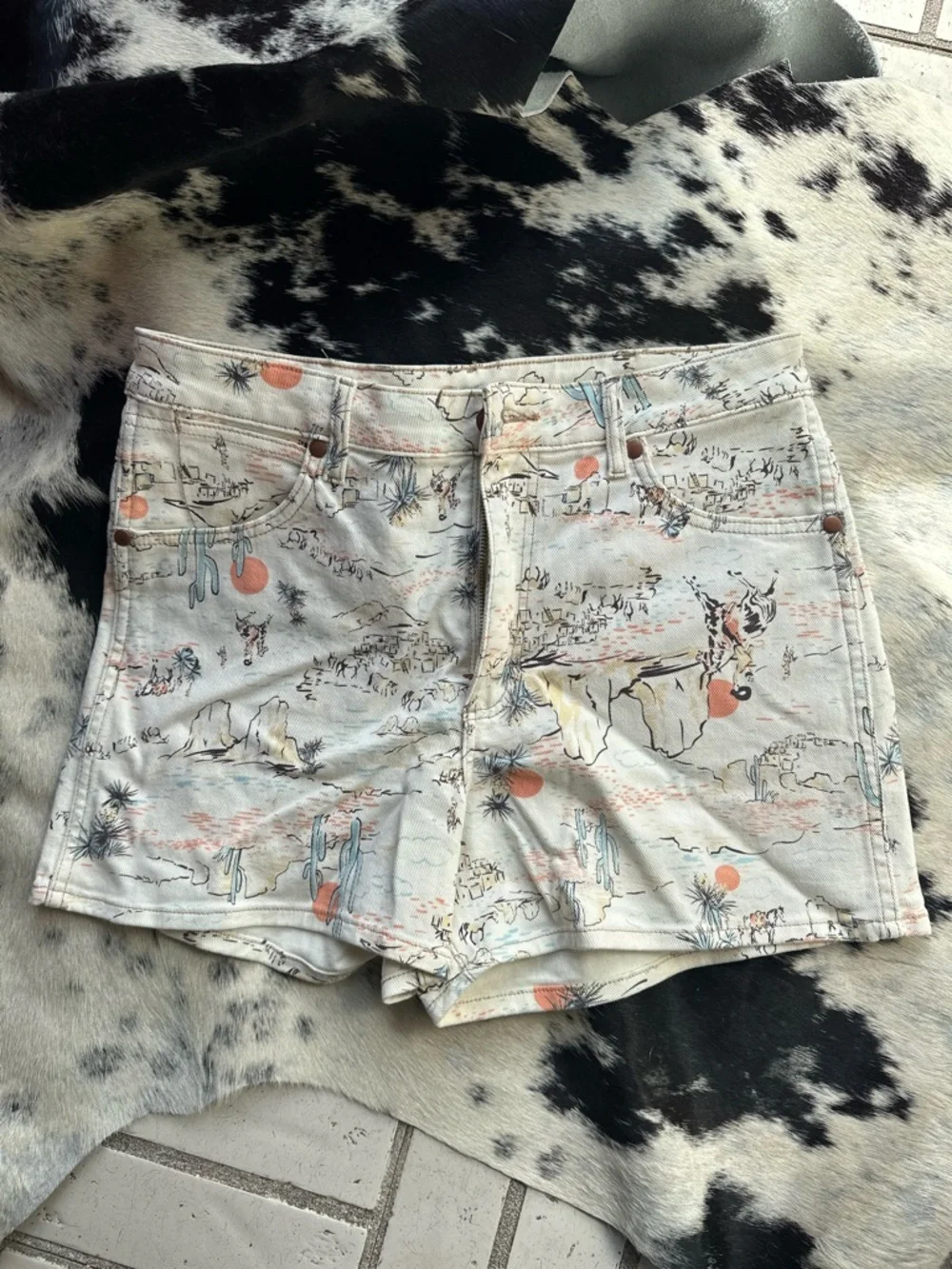 Wrangler Desert Scene High-Rise Jean Shorts in Light Cream with Coral Accents - Picture 1 of 5